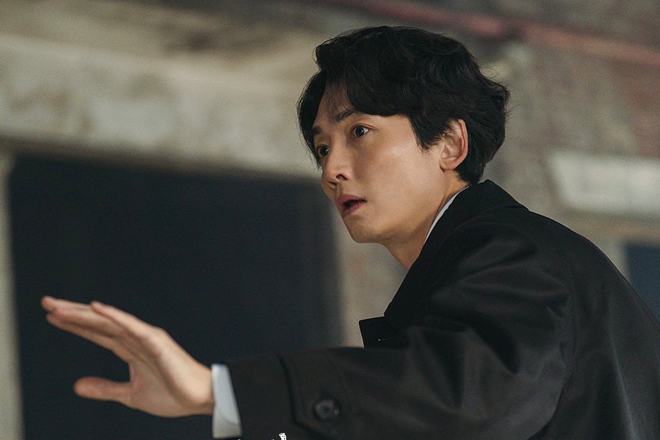 Jung Kyung Ho Investigates His Most Dangerous Case Yet In “Oh My Ghost Clients”