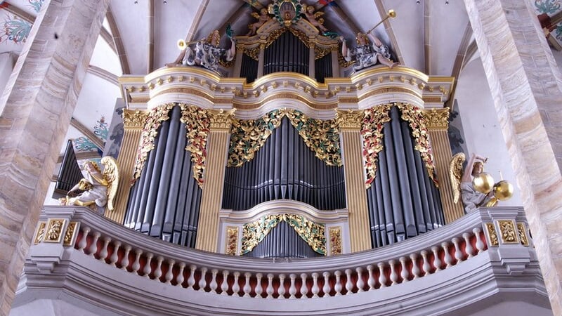 Monumental Treatment of an Ancient Melody – The Listeners’ Club