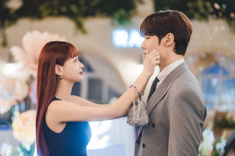 Oh Yeon Seo Unexpectedly Pinches Choi Jin Hyuk’s Cheeks At Their First Encounter In “Positively Yours”