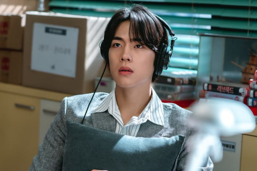 Cho Han Gyeol Is A Movie-Loving Chaebol Heir With A Carefree Dream In “Undercover Miss Hong”