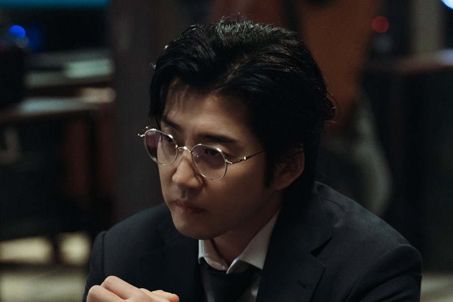 Yoon Kye Sang Gets Closer To Uncovering Who Is Behind The Explosions In His Neighborhood In “Heroes Next Door”