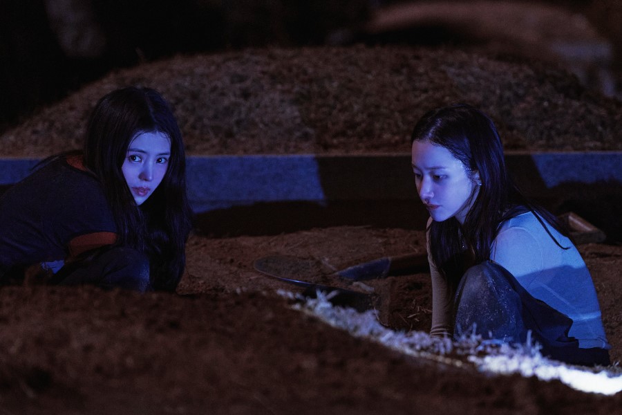 Han So Hee And Jeon Jong Seo Stick Together Through It All In New Film “Project Y”