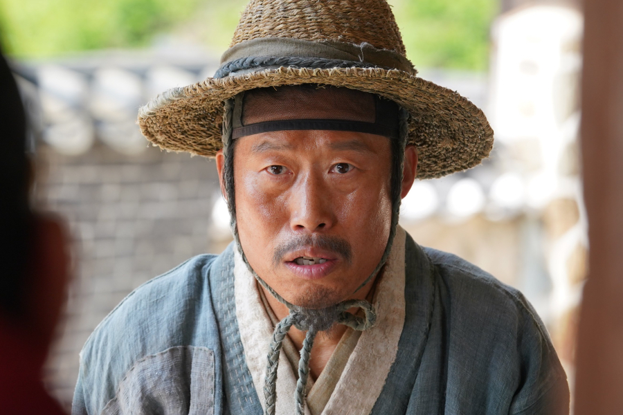 Yoo Hae Jin Shows Earthy Charm As A Village Chief Guarding Exiled King Park Ji Hoon In “The King’s Warden”