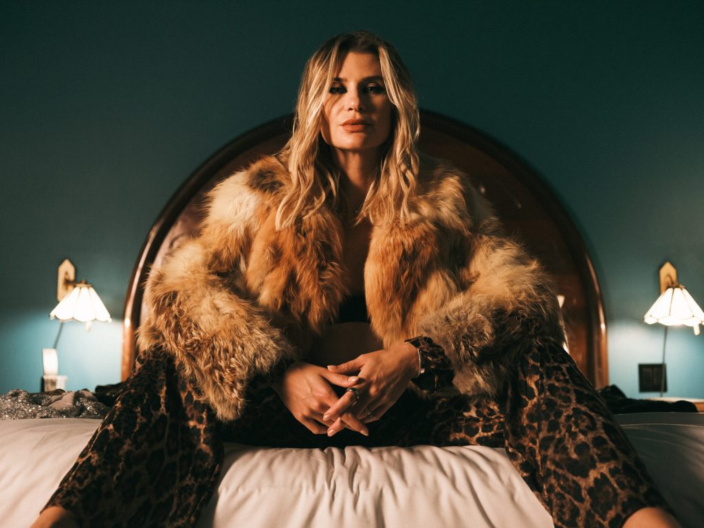 Klaudie & Fredrik Ferrier Team Up on New Single ‘Keep Me Running’